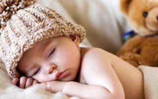 Baby sleep tips | Get your baby to sleep through the night by creating the perfect environment in baby’s room. Baby sleep schedule | baby blanket | baby sleep wear | baby sleep training | baby sleep routine | newborn baby | newborn tips #baby #babyroom #babylights #babylife