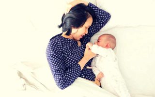 Breastfeeding tips for first time moms | Learn how to breastfeed newborns, the best breastfeeding positions, tips for latching your baby, and a list of essential breastfeeding products. #breastfeeding #mom #momlife #baby #newborn #postpartum