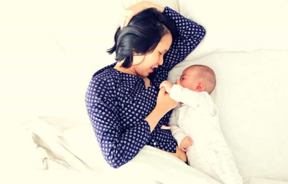 Breastfeeding tips for first time moms | Learn how to breastfeed newborns, the best breastfeeding positions, tips for latching your baby, and a list of essential breastfeeding products. #breastfeeding #mom #momlife #baby #newborn #postpartum