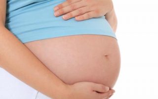 Signs of premature labor | As your pregnancy progresses and you are preparing for baby you may worry about going into early labor and having a premature baby. Click over to find out what puts you at risk and what the warning signs and symptoms are for preterm labor. Including tips on how to help prevent going into labor prematurely. #labor #labortips #laboranddelivery #baby #mom #newmom #momlife #momtips