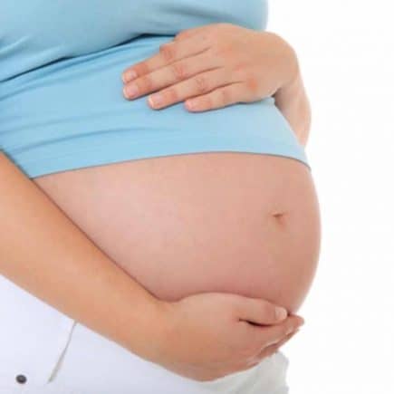 Signs of premature labor | As your pregnancy progresses and you are preparing for baby you may worry about going into early labor and having a premature baby. Click over to find out what puts you at risk and what the warning signs and symptoms are for preterm labor. Including tips on how to help prevent going into labor prematurely. #labor #labortips #laboranddelivery #baby #mom #newmom #momlife #momtips