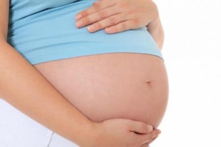 Signs of premature labor | As your pregnancy progresses and you are preparing for baby you may worry about going into early labor and having a premature baby. Click over to find out what puts you at risk and what the warning signs and symptoms are for preterm labor. Including tips on how to help prevent going into labor prematurely. #labor #labortips #laboranddelivery #baby #mom #newmom #momlife #momtips